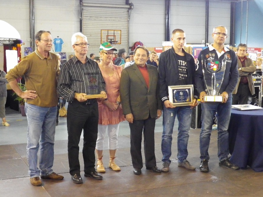 remise des trophées. Le Challenge de l'innovation sportive a été décerné à l'Avenir-club Issoudun handball?; le Trophée du jeune bénévole à Adrien Suzanne, de l'EAI ; l'Accessit Challenge à Amizade